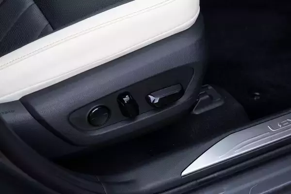 「レクサスのSUV「NX450h＋」は高い走行性能とオシャレなデザインでずっと走り続けたくなるクルマ」の画像