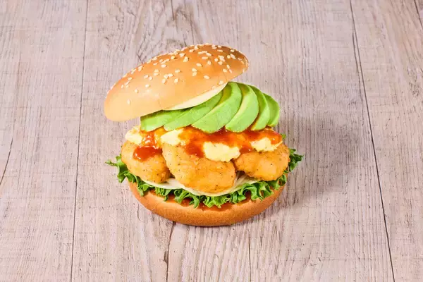 「ゴロッとアボカドが主役！「シュリンプ×アボカド」の春バーガーで優勝できそう」の画像