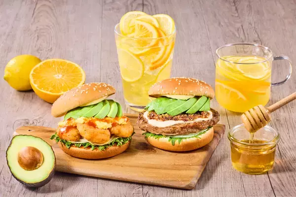 「ゴロッとアボカドが主役！「シュリンプ×アボカド」の春バーガーで優勝できそう」の画像