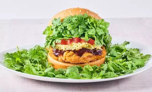 「パクチー5倍のやりすぎバーガーも！「パクチーバーガー」に新作」の画像