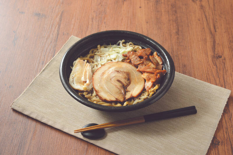 【本日】ローソンに“お重モンブラン”！ 和栗を使って786円、これは贅沢すぎ