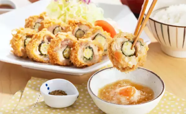 「大戸屋で夏限定！「ヤングコーンのしそ巻き」「肉味噌豆乳担々うどん」など発売中」の画像