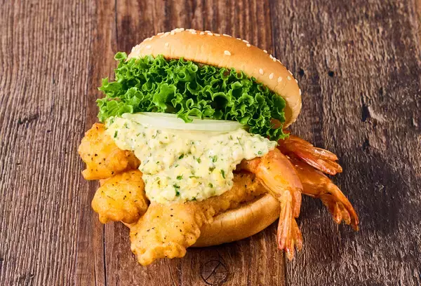 「“神の海老”バーガー降臨！はみだしちゃっている～」の画像