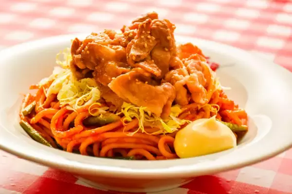 「がっつり140g！生姜焼き×ナポリタン、ニンニクきいたスタミナ系」の画像