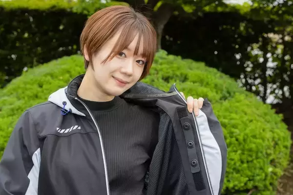 「青いフルカウルに一目惚れ！ ヤマハのバイク「YZF-R25」はすべてがちょうどイイ」の画像