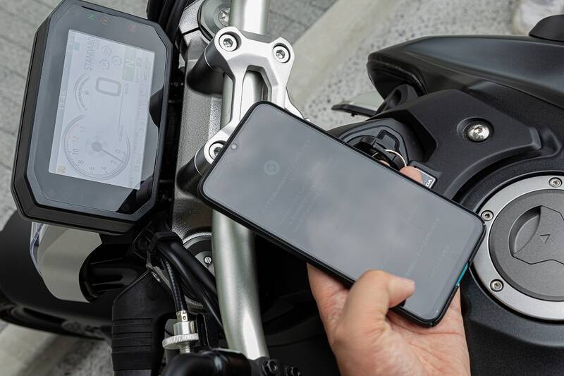 大型二輪免許取得したてだけどHonda「CB1000R」でスマホ連携を試した！