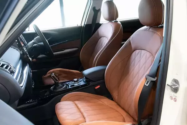 「BMW「MINI」の魅力を知るためにジョン・クーパー・ワークスとオープンモデルを乗り比べた」の画像