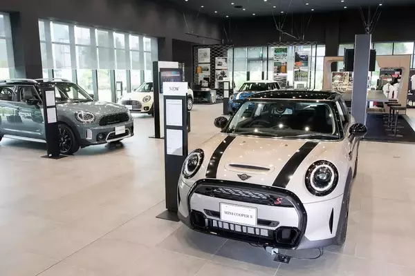 「BMW「MINI」の魅力を知るためにジョン・クーパー・ワークスとオープンモデルを乗り比べた」の画像