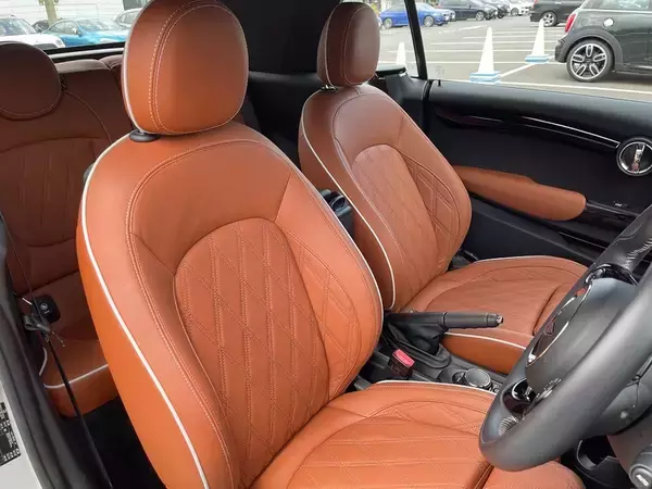 「BMW「MINI」の魅力を知るためにジョン・クーパー・ワークスとオープンモデルを乗り比べた」の画像