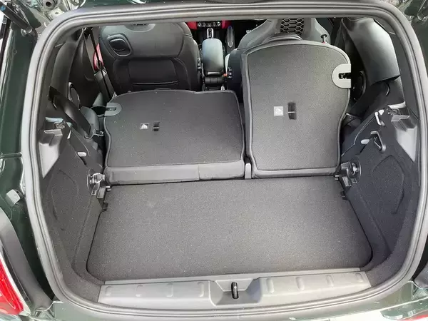 「BMW「MINI」の魅力を知るためにジョン・クーパー・ワークスとオープンモデルを乗り比べた」の画像