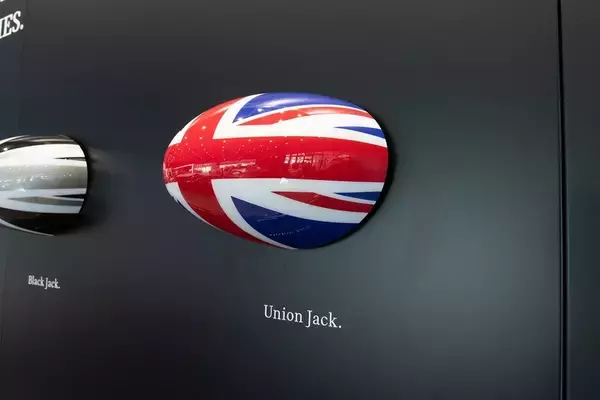 「BMW「MINI」の魅力を知るためにジョン・クーパー・ワークスとオープンモデルを乗り比べた」の画像