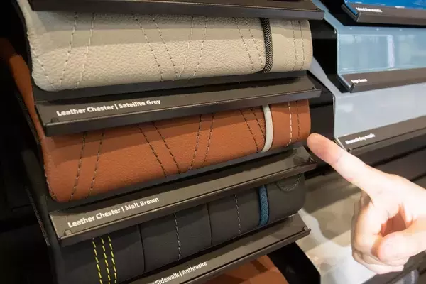 「BMW「MINI」の魅力を知るためにジョン・クーパー・ワークスとオープンモデルを乗り比べた」の画像