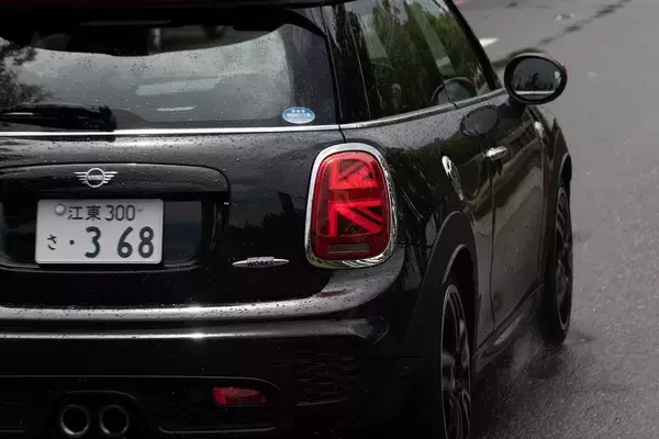 「BMW「MINI」の魅力を知るためにジョン・クーパー・ワークスとオープンモデルを乗り比べた」の画像