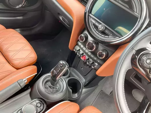 「BMW「MINI」の魅力を知るためにジョン・クーパー・ワークスとオープンモデルを乗り比べた」の画像