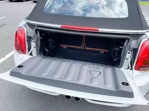 「BMW「MINI」の魅力を知るためにジョン・クーパー・ワークスとオープンモデルを乗り比べた」の画像