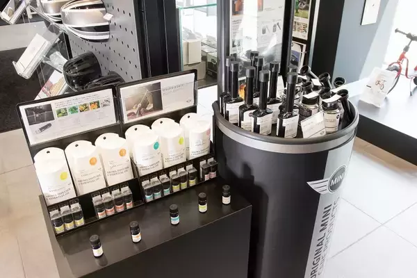 「BMW「MINI」の魅力を知るためにジョン・クーパー・ワークスとオープンモデルを乗り比べた」の画像