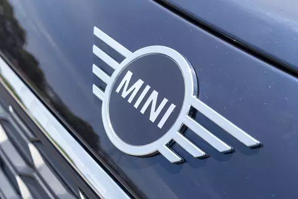 「BMW「MINI」の魅力を知るためにジョン・クーパー・ワークスとオープンモデルを乗り比べた」の画像