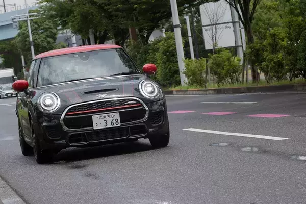 「BMW「MINI」の魅力を知るためにジョン・クーパー・ワークスとオープンモデルを乗り比べた」の画像