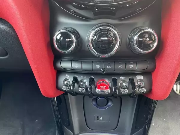 「BMW「MINI」の魅力を知るためにジョン・クーパー・ワークスとオープンモデルを乗り比べた」の画像