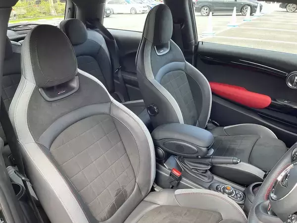 「BMW「MINI」の魅力を知るためにジョン・クーパー・ワークスとオープンモデルを乗り比べた」の画像