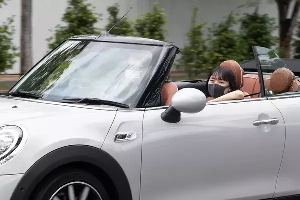 「BMW「MINI」の魅力を知るためにジョン・クーパー・ワークスとオープンモデルを乗り比べた」の画像