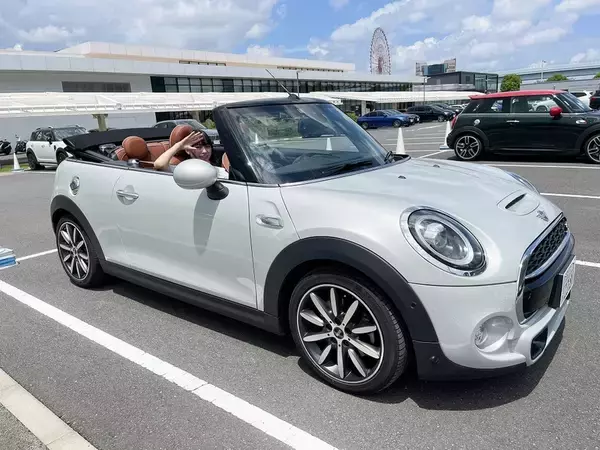 「BMW「MINI」の魅力を知るためにジョン・クーパー・ワークスとオープンモデルを乗り比べた」の画像