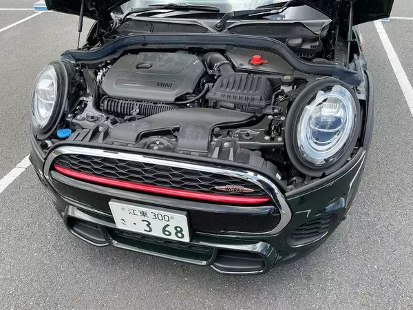 「BMW「MINI」の魅力を知るためにジョン・クーパー・ワークスとオープンモデルを乗り比べた」の画像