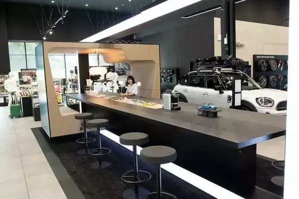 「BMW「MINI」の魅力を知るためにジョン・クーパー・ワークスとオープンモデルを乗り比べた」の画像