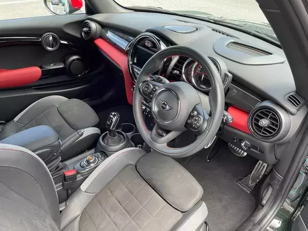 「BMW「MINI」の魅力を知るためにジョン・クーパー・ワークスとオープンモデルを乗り比べた」の画像