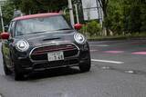 「BMW「MINI」の魅力を知るためにジョン・クーパー・ワークスとオープンモデルを乗り比べた」の画像1