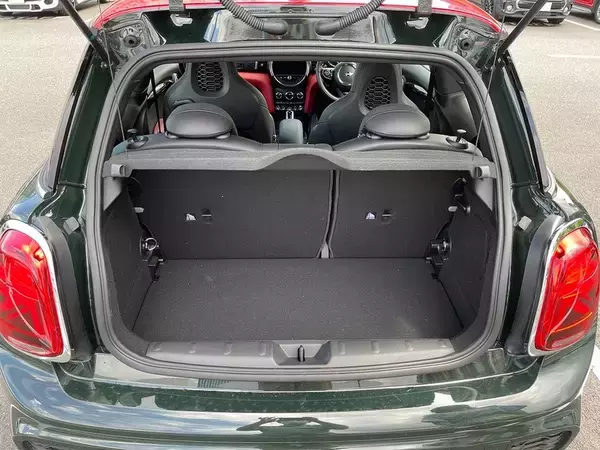 「BMW「MINI」の魅力を知るためにジョン・クーパー・ワークスとオープンモデルを乗り比べた」の画像