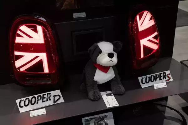 「BMW「MINI」の魅力を知るためにジョン・クーパー・ワークスとオープンモデルを乗り比べた」の画像