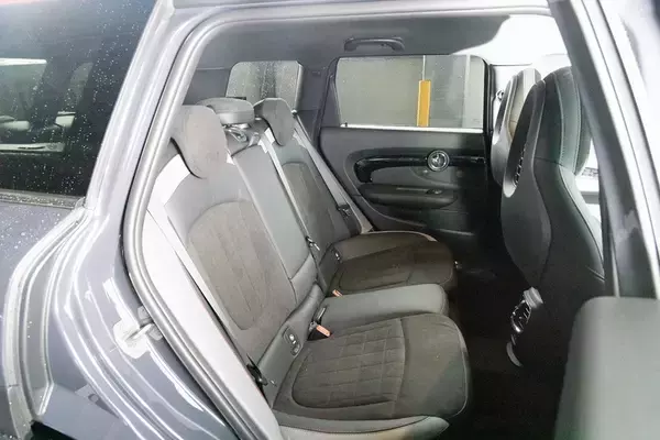 「306馬力でも豪雨の中で安心して走れる「MINI ジョン・クーパー・ワークス クラブマン」」の画像