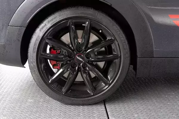 「306馬力でも豪雨の中で安心して走れる「MINI ジョン・クーパー・ワークス クラブマン」」の画像