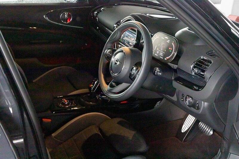 306馬力でも豪雨の中で安心して走れる「MINI ジョン・クーパー・ワークス クラブマン」