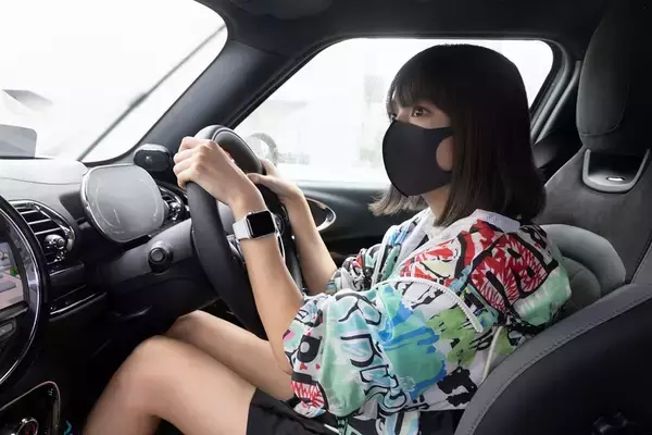 「306馬力でも豪雨の中で安心して走れる「MINI ジョン・クーパー・ワークス クラブマン」」の画像