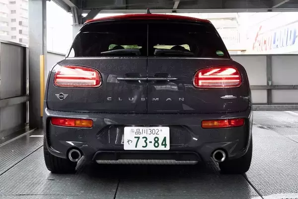 「306馬力でも豪雨の中で安心して走れる「MINI ジョン・クーパー・ワークス クラブマン」」の画像