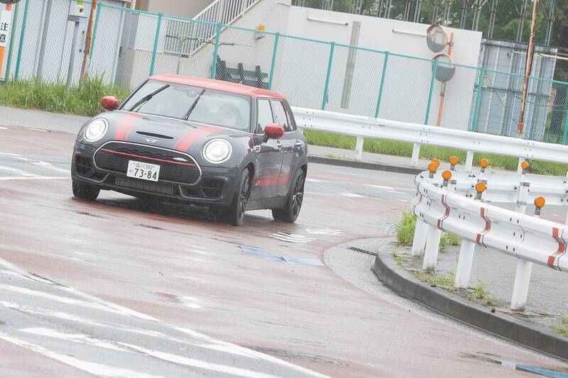306馬力でも豪雨の中で安心して走れる「MINI ジョン・クーパー・ワークス クラブマン」