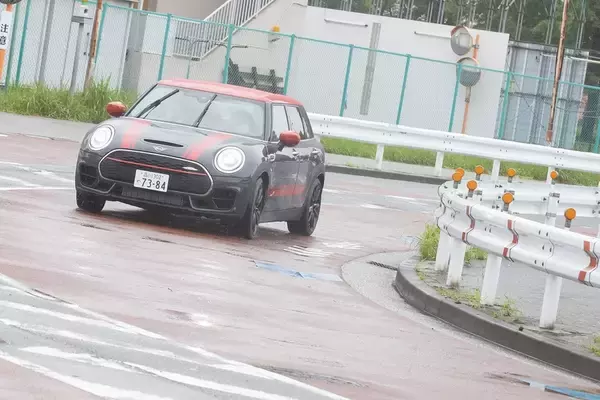 「306馬力でも豪雨の中で安心して走れる「MINI ジョン・クーパー・ワークス クラブマン」」の画像