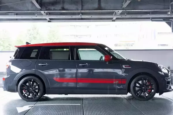 「306馬力でも豪雨の中で安心して走れる「MINI ジョン・クーパー・ワークス クラブマン」」の画像