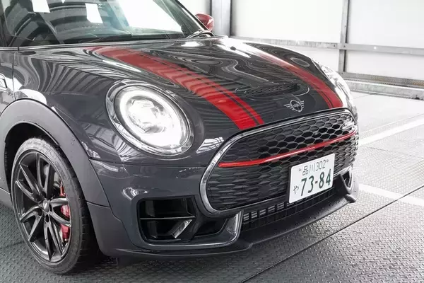 「306馬力でも豪雨の中で安心して走れる「MINI ジョン・クーパー・ワークス クラブマン」」の画像