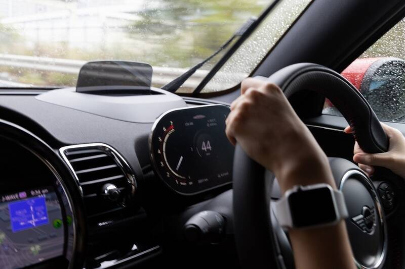 306馬力でも豪雨の中で安心して走れる「MINI ジョン・クーパー・ワークス クラブマン」