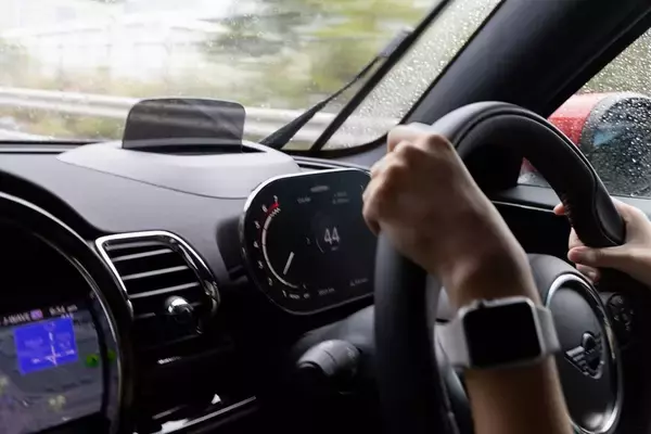 「306馬力でも豪雨の中で安心して走れる「MINI ジョン・クーパー・ワークス クラブマン」」の画像