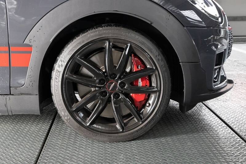 306馬力でも豪雨の中で安心して走れる「MINI ジョン・クーパー・ワークス クラブマン」