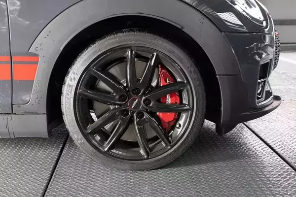 「306馬力でも豪雨の中で安心して走れる「MINI ジョン・クーパー・ワークス クラブマン」」の画像