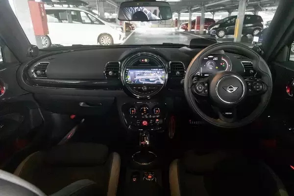 「306馬力でも豪雨の中で安心して走れる「MINI ジョン・クーパー・ワークス クラブマン」」の画像