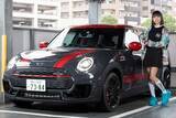 「306馬力でも豪雨の中で安心して走れる「MINI ジョン・クーパー・ワークス クラブマン」」の画像1