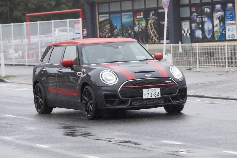 306馬力でも豪雨の中で安心して走れる「MINI ジョン・クーパー・ワークス クラブマン」