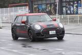 「306馬力でも豪雨の中で安心して走れる「MINI ジョン・クーパー・ワークス クラブマン」」の画像24