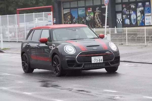 「306馬力でも豪雨の中で安心して走れる「MINI ジョン・クーパー・ワークス クラブマン」」の画像